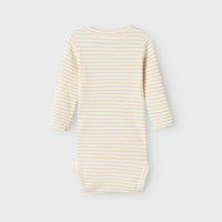 Je kindje ziet er nog liever uit in dit schattige lake longsleeve rompertje in de kleur coconut milk van het merk Lil' Atelier. Deze romper is de ideale basic voor de alledaagse outfits. VanZus