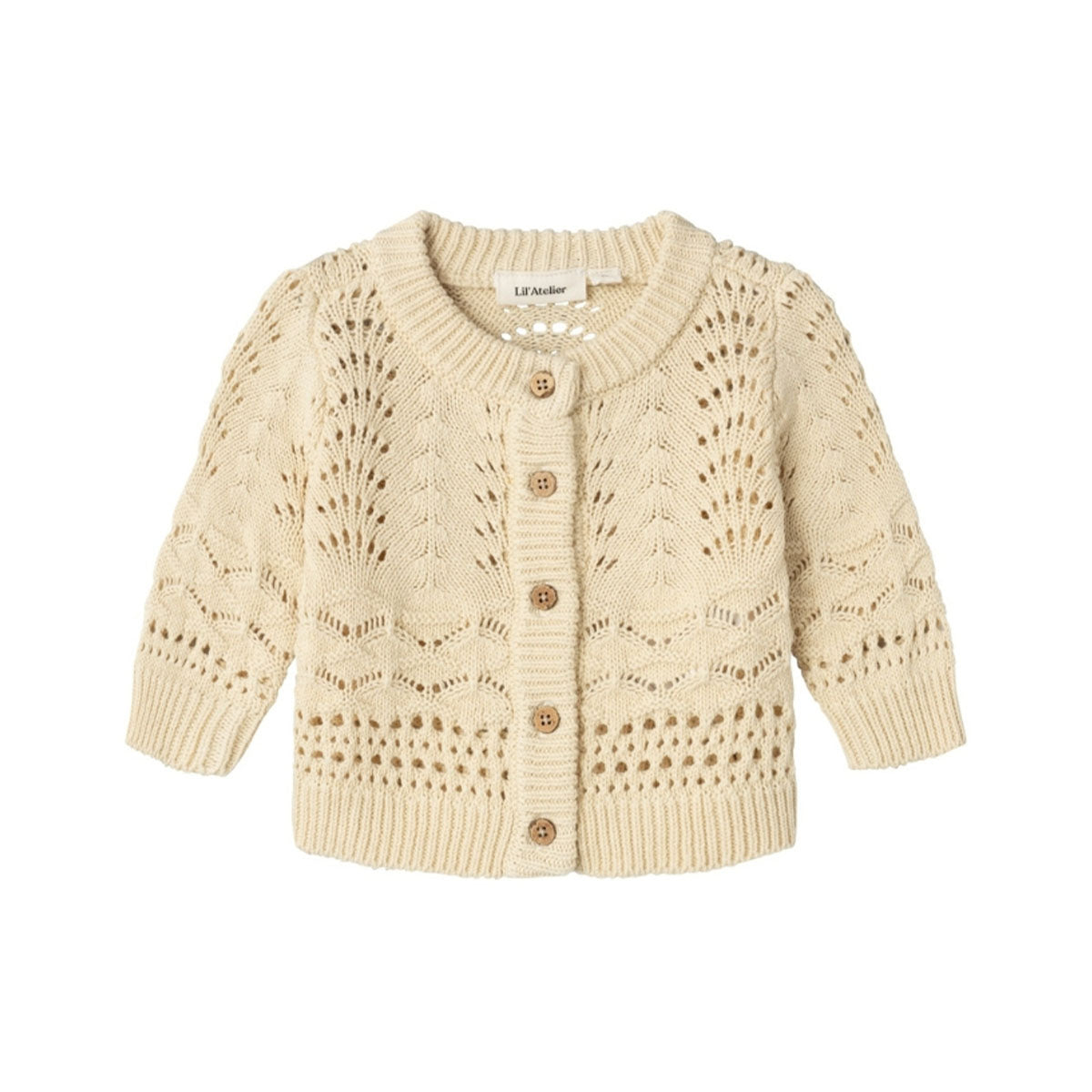 Hoe schattig is dit vestje?! Dit lale baby knit vestje van Lil' Atelier is een echte eyecatcher en maakt de outfit van je kleintje net een beetje warmer. Dit vestje heeft een prachtige beige kleur en is voorzien van mooie details, waardoor het een echte blikvanger is. VanZus