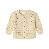 Hoe schattig is dit vestje?! Dit lale baby knit vestje van Lil' Atelier is een echte eyecatcher en maakt de outfit van je kleintje net een beetje warmer. Dit vestje heeft een prachtige beige kleur en is voorzien van mooie details, waardoor het een echte blikvanger is. VanZus