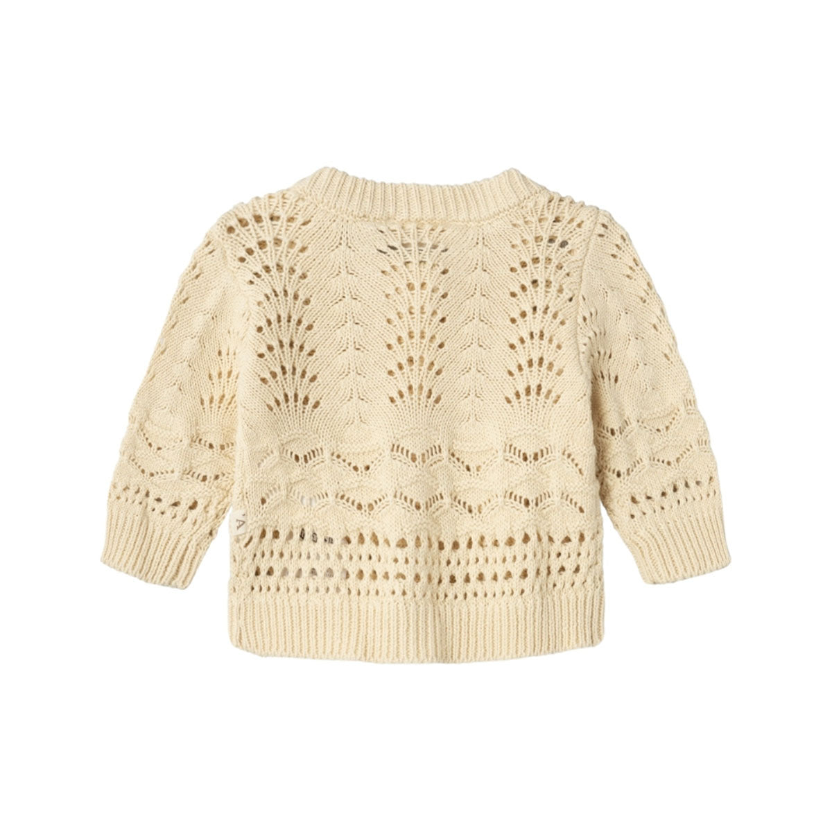 Hoe schattig is dit vestje?! Dit lale baby knit vestje van Lil' Atelier is een echte eyecatcher en maakt de outfit van je kleintje net een beetje warmer. Dit vestje heeft een prachtige beige kleur en is voorzien van mooie details, waardoor het een echte blikvanger is. VanZus