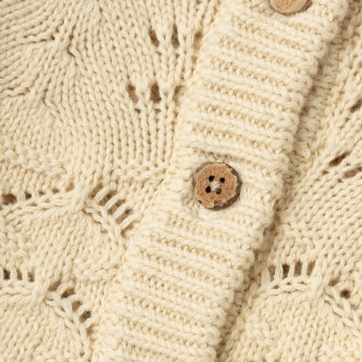 Hoe schattig is dit vestje?! Dit lale baby knit vestje van Lil' Atelier is een echte eyecatcher en maakt de outfit van je kleintje net een beetje warmer. Dit vestje heeft een prachtige beige kleur en is voorzien van mooie details, waardoor het een echte blikvanger is. VanZus