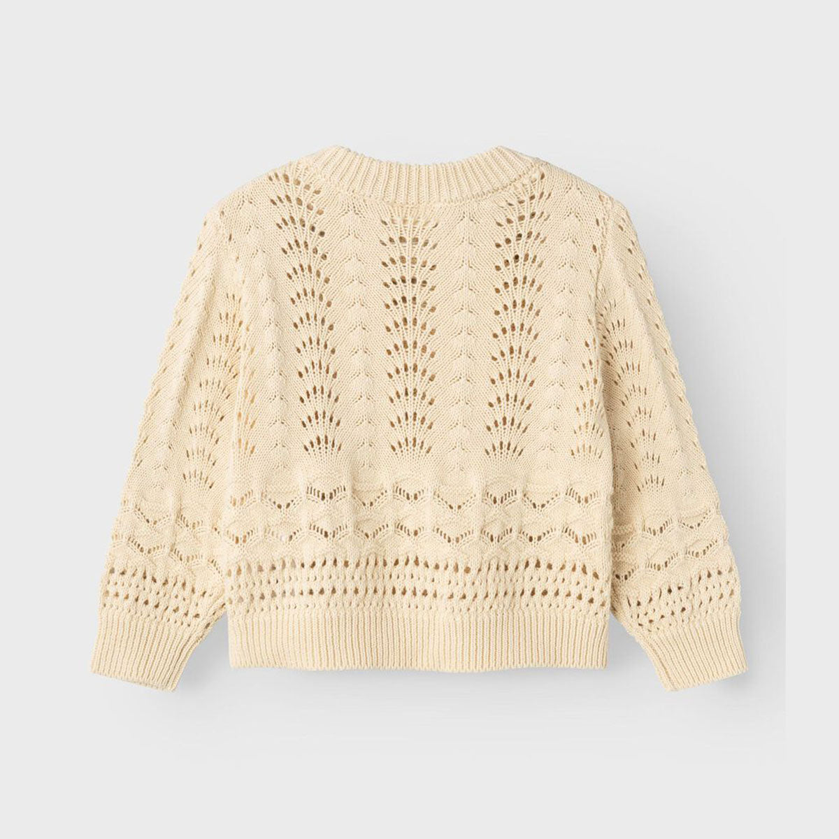 Hoe schattig is deze trui?! Dit lale baby knit vestje van Lil' Atelier is een echte eyecatcher en maakt de outfit van je kleintje net een beetje warmer. Deze trui heeft een prachtige beige kleur en is voorzien van mooie details, waardoor het een echte blikvanger is. VanZus