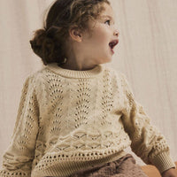 Hoe schattig is deze trui?! Dit lale baby knit vestje van Lil' Atelier is een echte eyecatcher en maakt de outfit van je kleintje net een beetje warmer. Deze trui heeft een prachtige beige kleur en is voorzien van mooie details, waardoor het een echte blikvanger is. VanZus