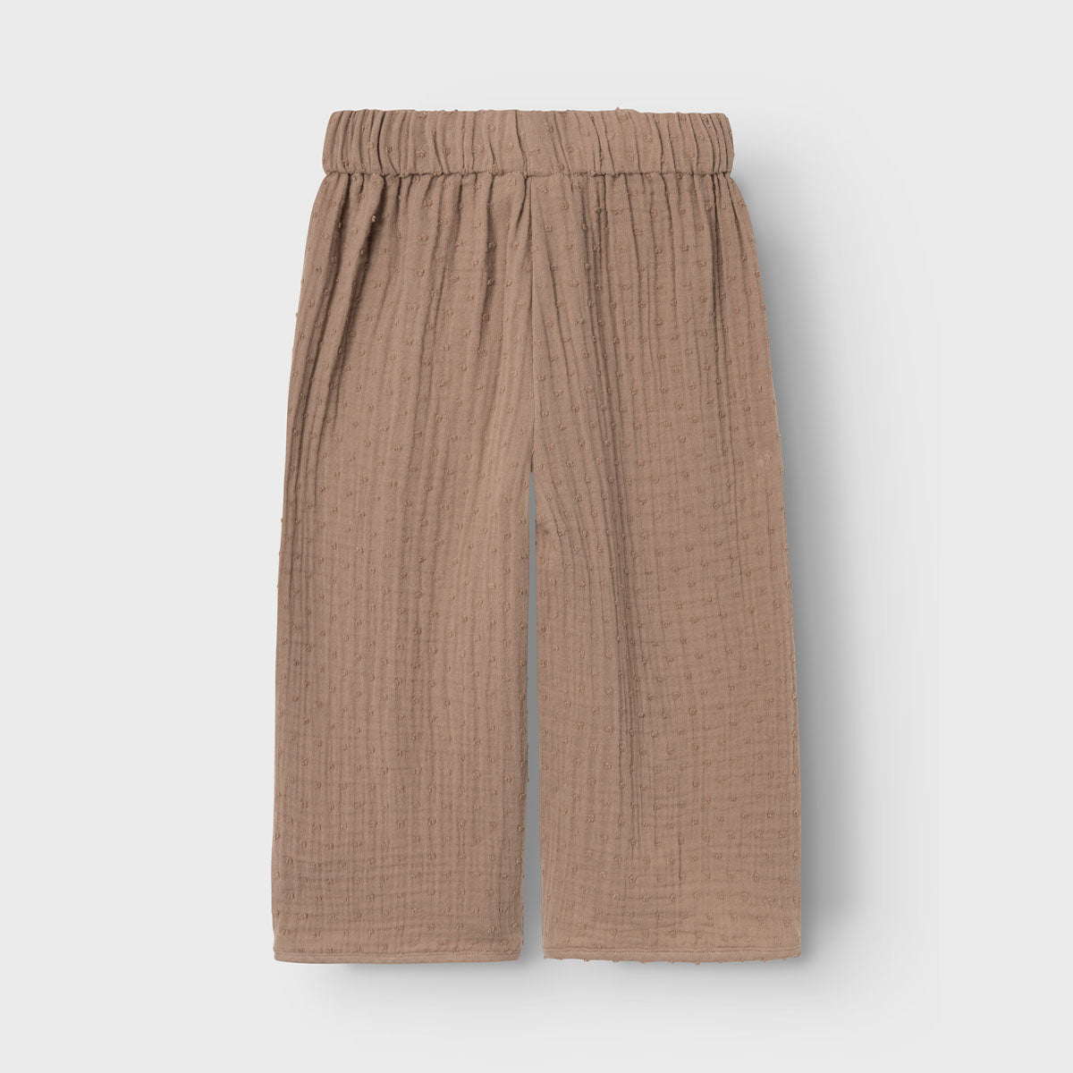 Deze mooie broek is toch ideaal voor feestelijke gelegenheden? Jouw kleintje zal absoluut stralen in deze mooie lamia ancle broek in de kleur woodsmoke van het merk Lil' Atelier. De broek ziet er feestelijk en chique uit, maar is ook zeker geschikt voor alledaagse outfits. VanZus