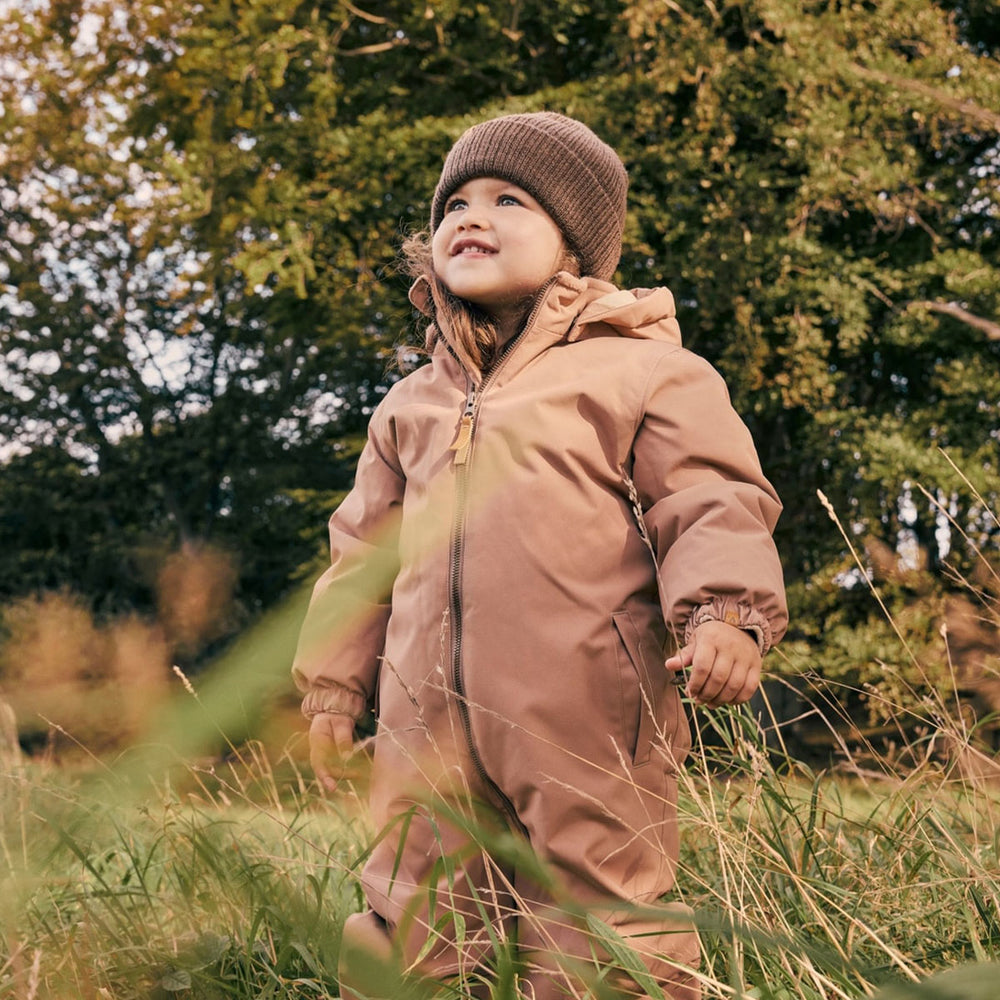 Ben je op zoek naar een fijn skipak voor je kleintje? Dan is het lasnow skipak in de kleur beaver fur van het merk Lil' Atelier misschien wel een goede match! Dit prachtige skipak is heerlijk warm, praktisch en ziet er ook nog eens leuk uit! VanZus