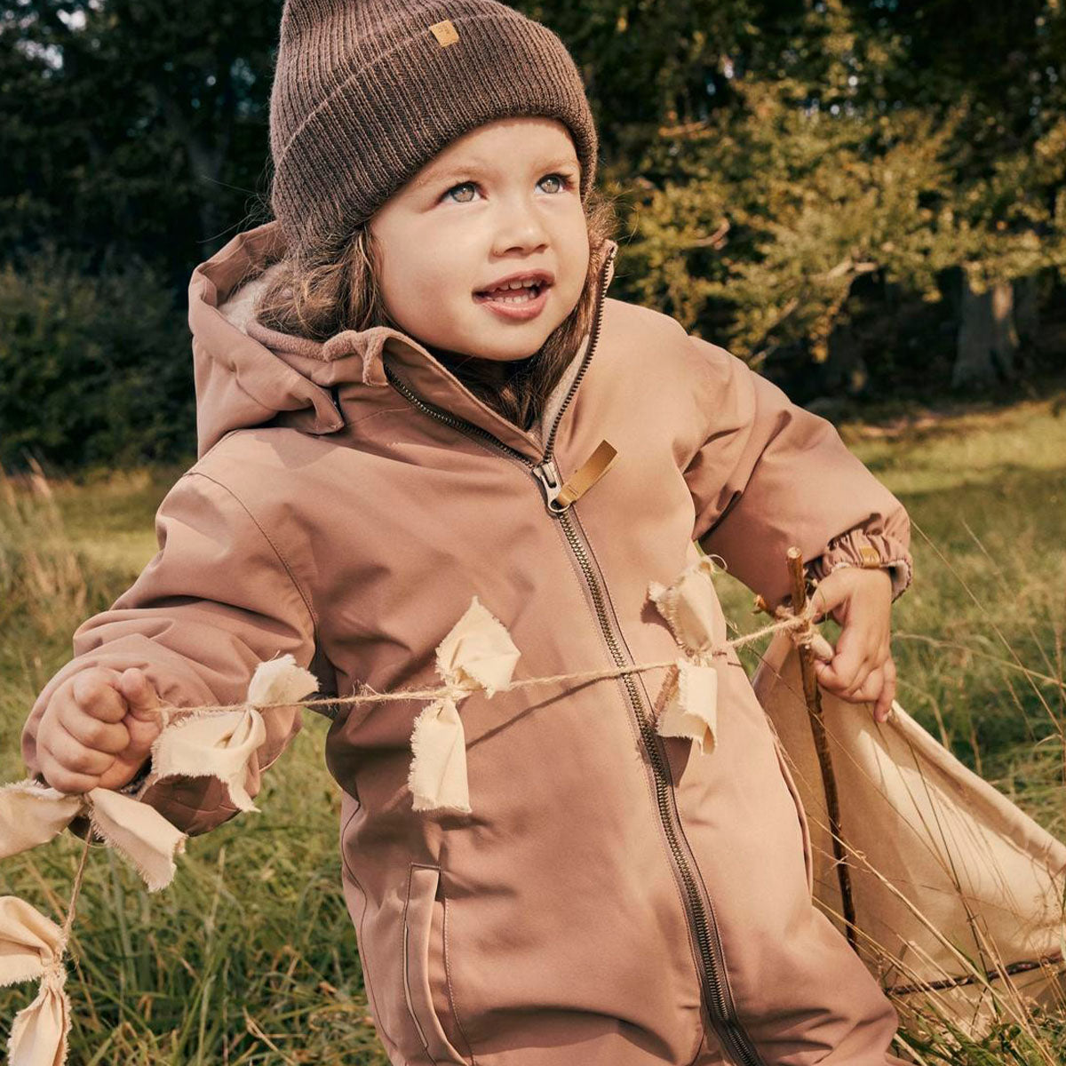 Ben je op zoek naar een fijn skipak voor je kleintje? Dan is het lasnow skipak in de kleur beaver fur van het merk Lil' Atelier misschien wel een goede match! Dit prachtige skipak is heerlijk warm, praktisch en ziet er ook nog eens leuk uit! VanZus