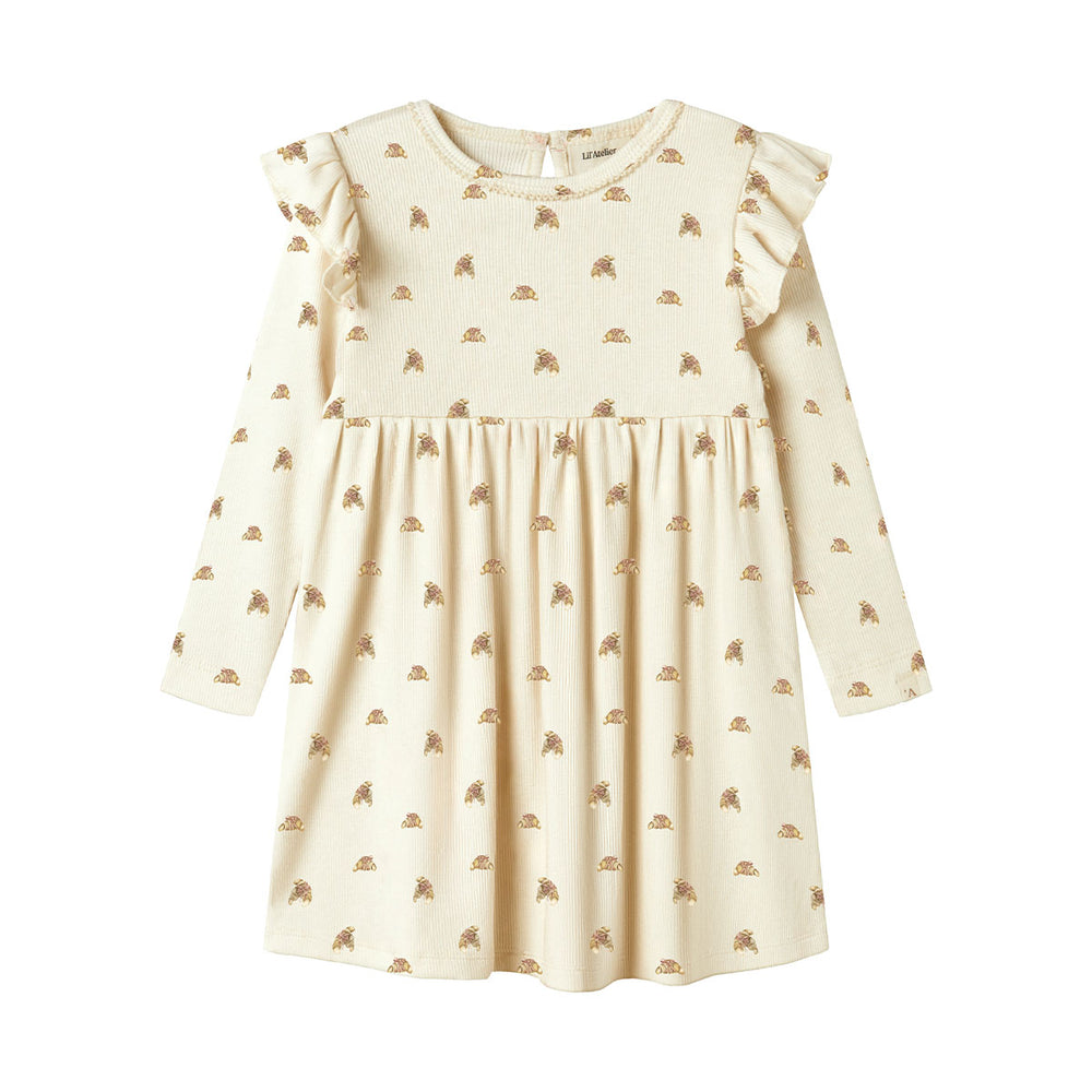Hoe enorm schattig is dit baby lavo eko romperjurkje in de kleur pastel parchment van het lieve merk Lil' Atelier?! Dit schattige jurkje is perfect voor je baby of peuter en wil je het liefst elke dag aandoen bij je kleintje, zo leuk is hij! VanZus