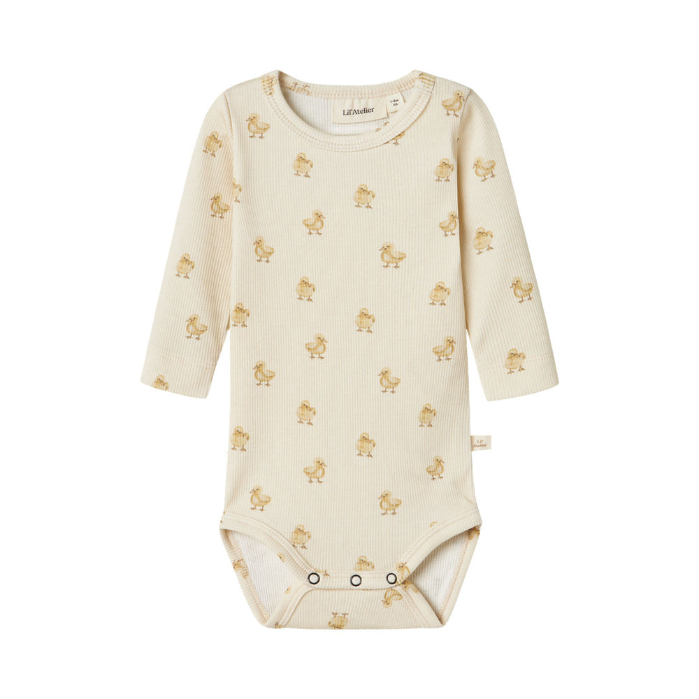 Hoe enorm schattig is dit lavo emo longsleeve romper in de kleur turtledove duck van het lieve merk Lil' Atlier?! Dit schattige rompertje is perfect voor je baby en wil je het liefst elke dag aandoen bij je kleintje, zo leuk is hij! VanZus