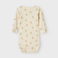 Hoe enorm schattig is dit lavo emo longsleeve romper in de kleur turtledove duck van het lieve merk Lil' Atlier?! Dit schattige rompertje is perfect voor je baby en wil je het liefst elke dag aandoen bij je kleintje, zo leuk is hij! VanZus