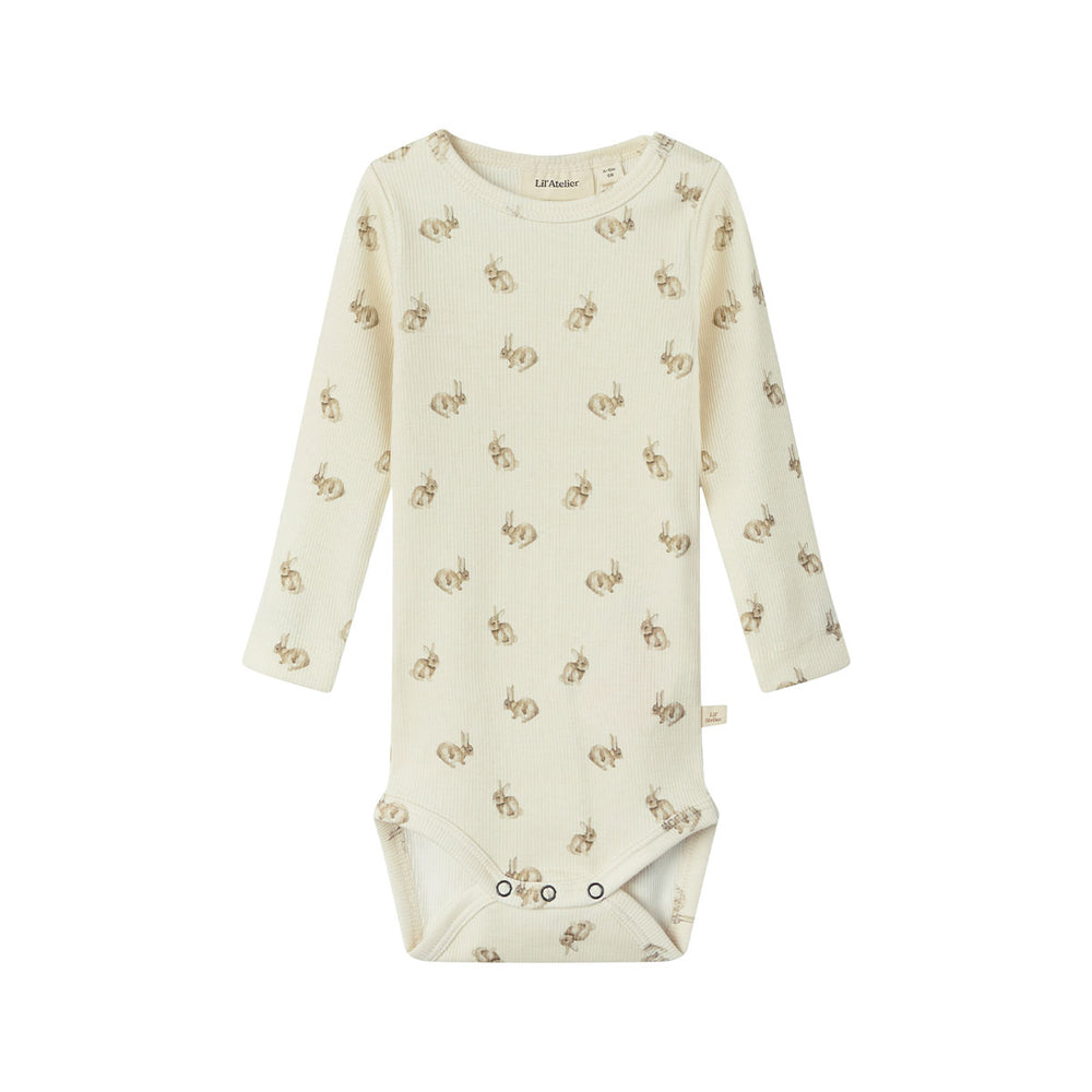 Hoe enorm schattig is dit lavo emo longsleeve romper in de kleur turtledove rabbit van het lieve merk Lil' Atelier?! Dit schattige rompertje is perfect voor je baby en wil je het liefst elke dag aandoen bij je kleintje, zo leuk is hij! VanZus