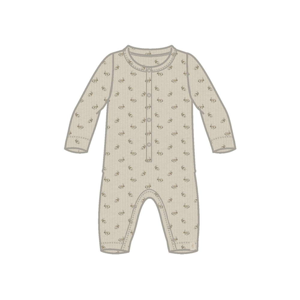 Hoe enorm schattig is deze lavo emo longsleeve slim onesie in de kleur turtledove rabbit van het lieve merk Lil' Atlier?! Dit schattige rompertje is heerlijk comfortabel voor je kleintje en wil je het liefst elke dag aandoen bij je kleintje, zo leuk is hij! VanZus