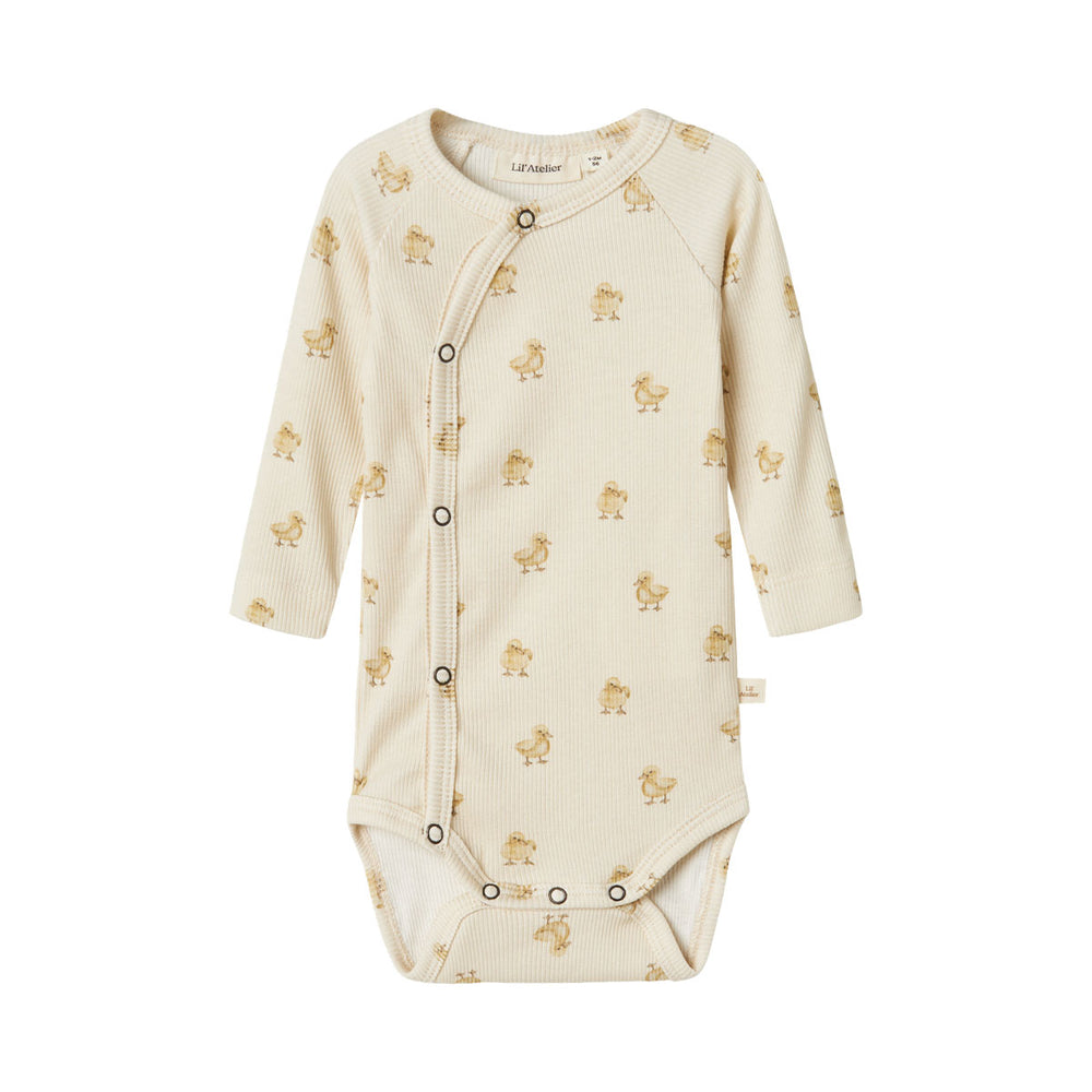 Hoe enorm schattig is dit lavo emo longsleeve wrap body in de kleur turtledove duck van het lieve merk Lil' Atlier?! Dit schattige rompertje is perfect voor je baby en wil je het liefst elke dag aandoen bij je kleintje, zo leuk is hij! VanZus