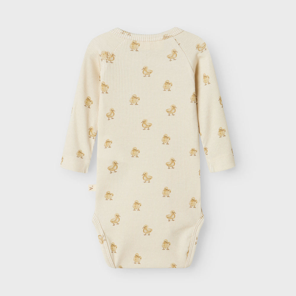 Hoe enorm schattig is dit lavo emo longsleeve wrap body in de kleur turtledove duck van het lieve merk Lil' Atlier?! Dit schattige rompertje is perfect voor je baby en wil je het liefst elke dag aandoen bij je kleintje, zo leuk is hij! VanZus