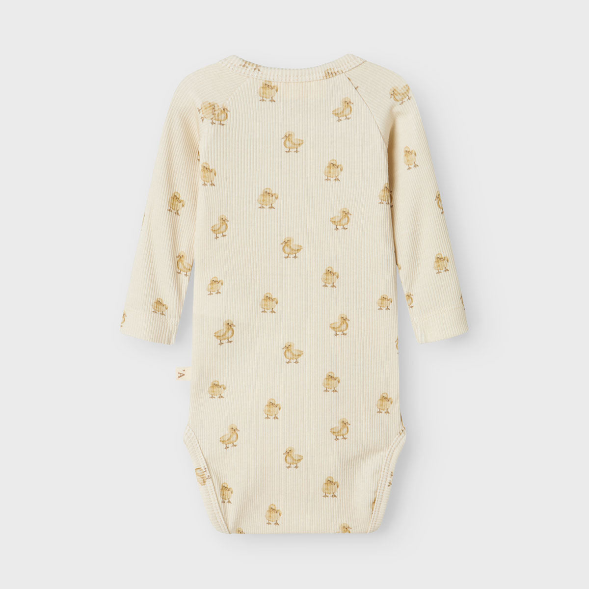 Hoe enorm schattig is dit lavo emo longsleeve wrap body in de kleur turtledove duck van het lieve merk Lil' Atlier?! Dit schattige rompertje is perfect voor je baby en wil je het liefst elke dag aandoen bij je kleintje, zo leuk is hij! VanZus