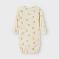 Hoe enorm schattig is dit lavo emo longsleeve wrap body in de kleur turtledove duck van het lieve merk Lil' Atlier?! Dit schattige rompertje is perfect voor je baby en wil je het liefst elke dag aandoen bij je kleintje, zo leuk is hij! VanZus