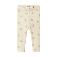 Hoe enorm schattig is deze lavo emo slim legging in de kleur turtledove duck van het lieve merk Lil' Atlier?! Deze schattige legging is perfect voor je baby of peuter en wil je het liefst elke dag aandoen bij je kleintje, zo leuk is hij! VanZus