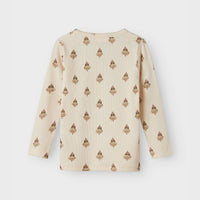 De Lil' Atelier lavo eva slim shirt in de kleur pastel parchment is een must-have voor de garderobe van je kind. VanZus