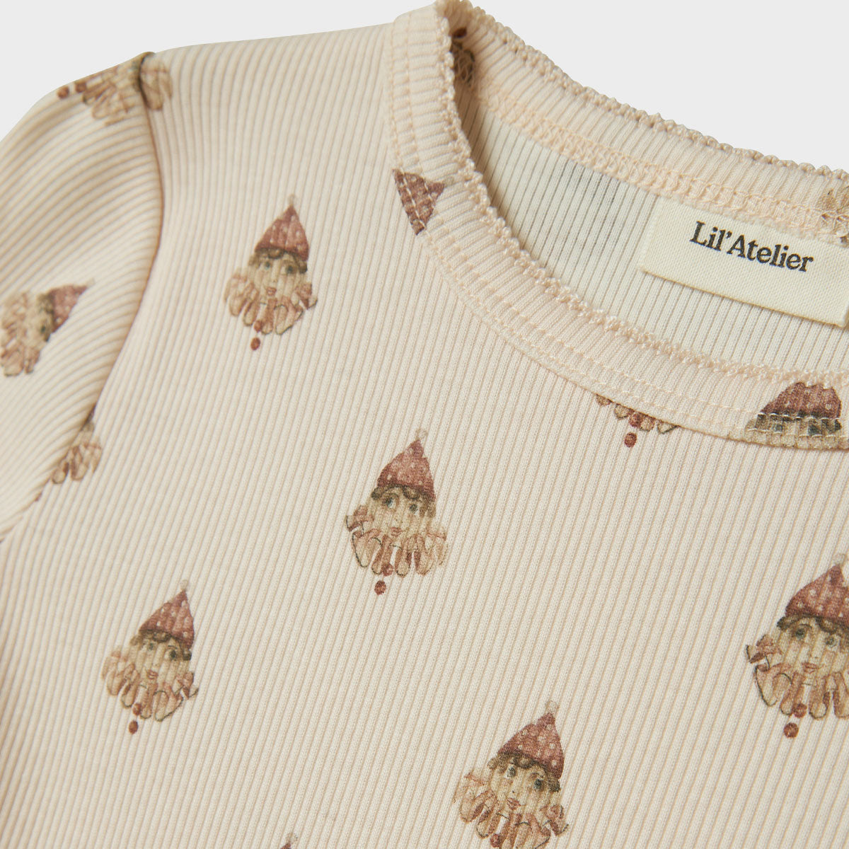 De Lil' Atelier lavo eva slim shirt in de kleur pastel parchment is een must-have voor de garderobe van je kind. VanZus