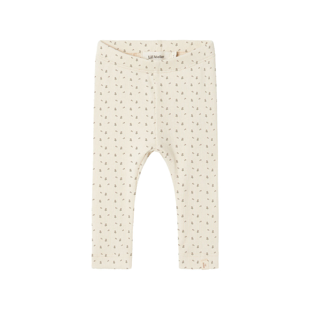 Hoe schattig is deze legging in de kleur turtledove flower van het lieve merk Lil' Atlier?! Deze schattige legging is perfect voor je kleine spruit en wil je het liefst elke dag aandoen bij je kleintje, zo leuk is hij! VanZus