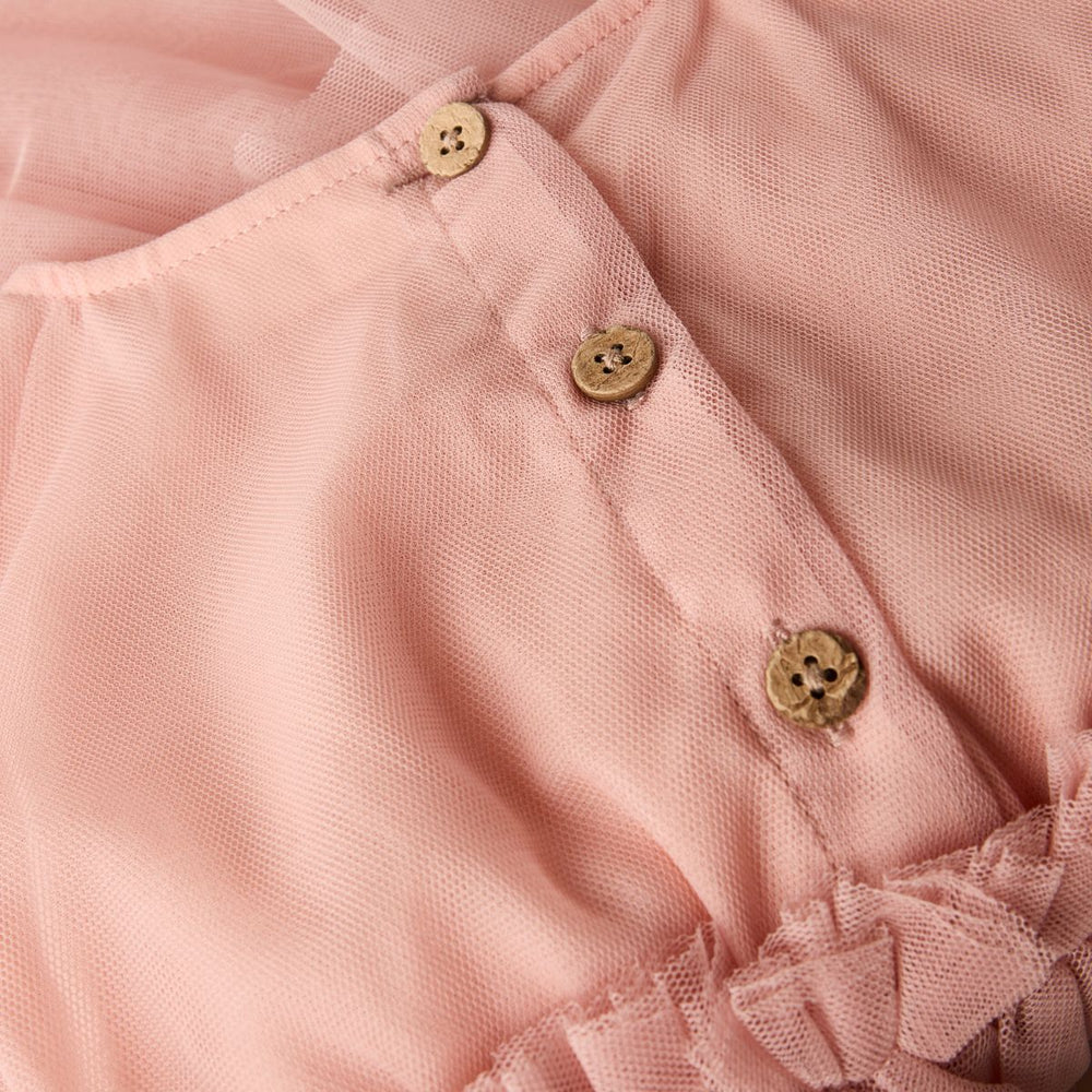 De liberty tule jurk in misty rose van het merk Lil' Atelier is een elegante keuze voor speciale gelegenheden. Deze roze midi-jurk is gemaakt van 100% polyester. VanZus