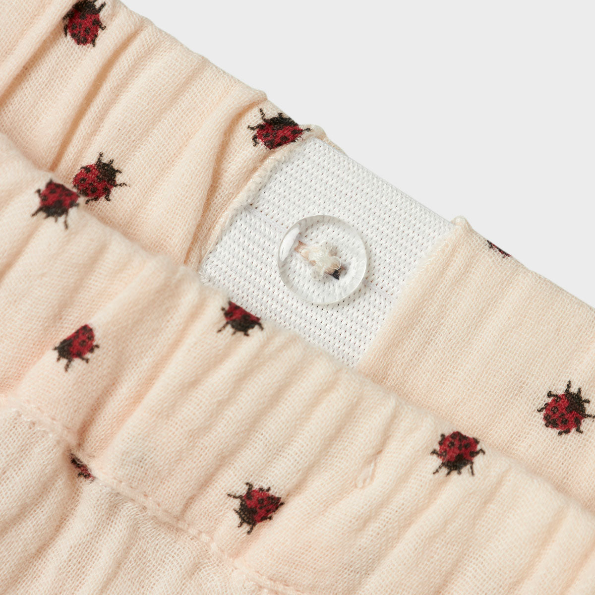 Stijlvol én comfortabel. Daar worden zowel jij als je kindje blij van. Met dit lilia broekje in de variant silver peony van het merk Lil' Atelier zal je kindje er superschattig uitzien én zich heel comfortabel voelen! VanZus