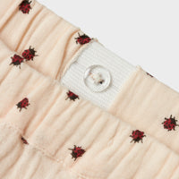 Stijlvol én comfortabel. Daar worden zowel jij als je kindje blij van. Met dit lilia broekje in de variant silver peony van het merk Lil' Atelier zal je kindje er superschattig uitzien én zich heel comfortabel voelen! VanZus