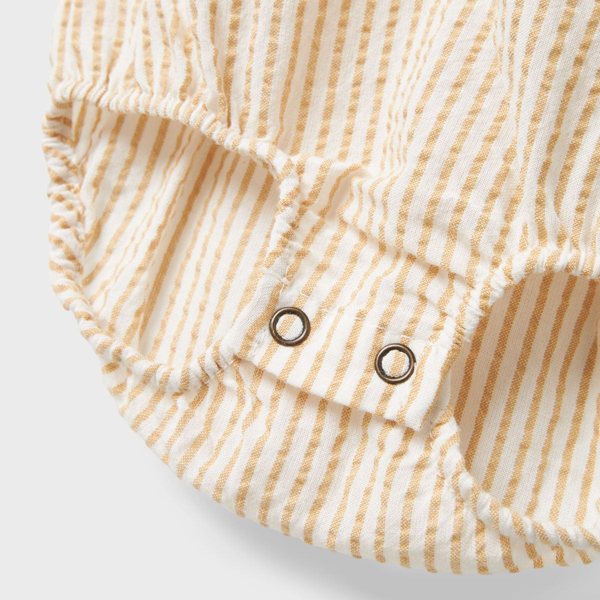 Hoe enorm schattig is dit lino longsleeve body jurkje in de kleur coconut milk taos taupe van het lieve merk Lil' Atlier?! Dit schattige jurkje is perfect voor je baby of peuter wil je het liefst elke dag aandoen bij je kleintje, zo leuk is hij! VanZus