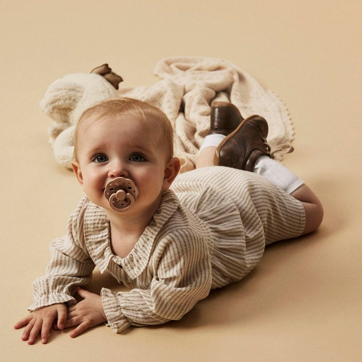 Hoe enorm schattig is dit lino longsleeve body jurkje in de kleur coconut milk taos taupe van het lieve merk Lil' Atlier?! Dit schattige jurkje is perfect voor je baby of peuter wil je het liefst elke dag aandoen bij je kleintje, zo leuk is hij! VanZus