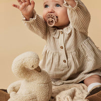 Hoe enorm schattig is dit lino longsleeve body jurkje in de kleur coconut milk taos taupe van het lieve merk Lil' Atlier?! Dit schattige jurkje is perfect voor je baby of peuter wil je het liefst elke dag aandoen bij je kleintje, zo leuk is hij! VanZus