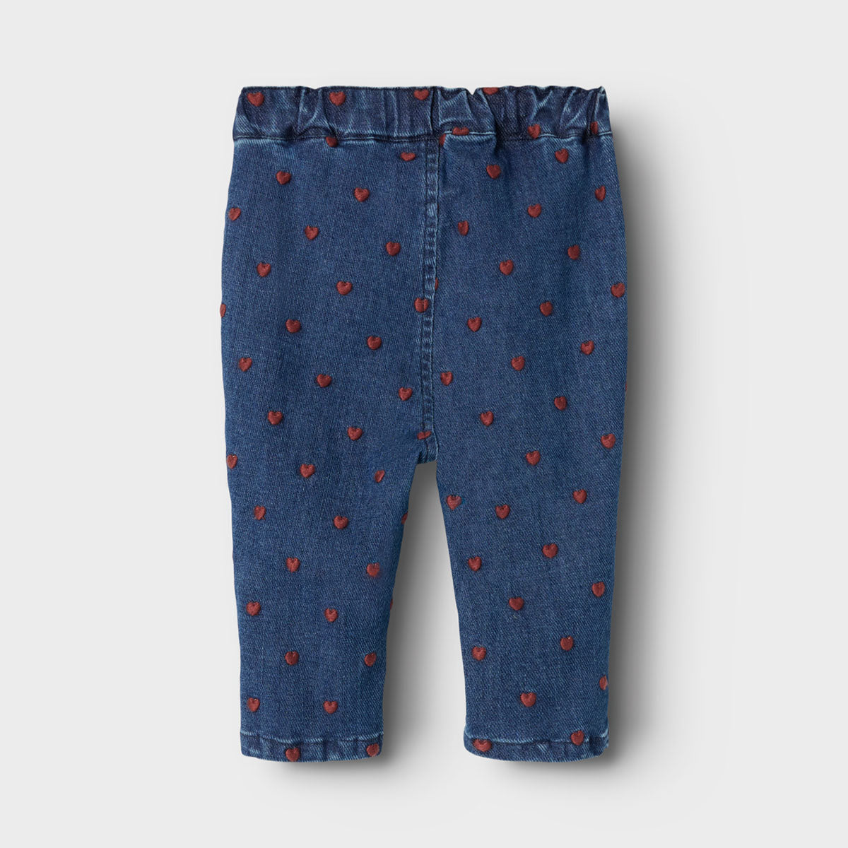 Hoe schattig is dit lieve spijkerbroekje? Met het liva baby jeans dark blue denim heart van het merk Lil' Atelier verandert jouw kleintje in een echte hartendief. Je kunt deze broek ontzettend goed combineren met allerlei items en hij zit ook nog eens heel comfortabel. VanZus