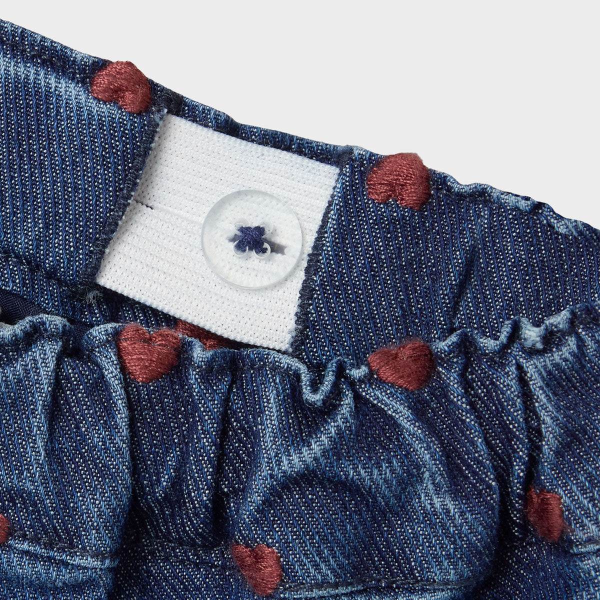 Hoe schattig is dit lieve spijkerbroekje? Met het liva baby jeans dark blue denim heart van het merk Lil' Atelier verandert jouw kleintje in een echte hartendief. Je kunt deze broek ontzettend goed combineren met allerlei items en hij zit ook nog eens heel comfortabel. VanZus