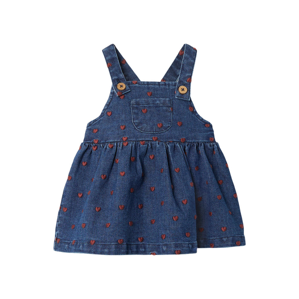 Geef de garderobe van je kleintje een upgrade met deze gewledige liva denim overalljurk in dark blue denim heart van het merk Lil' Atelier. Dit schattige jurkje is perfect voor elk hartendiefje. VanZus