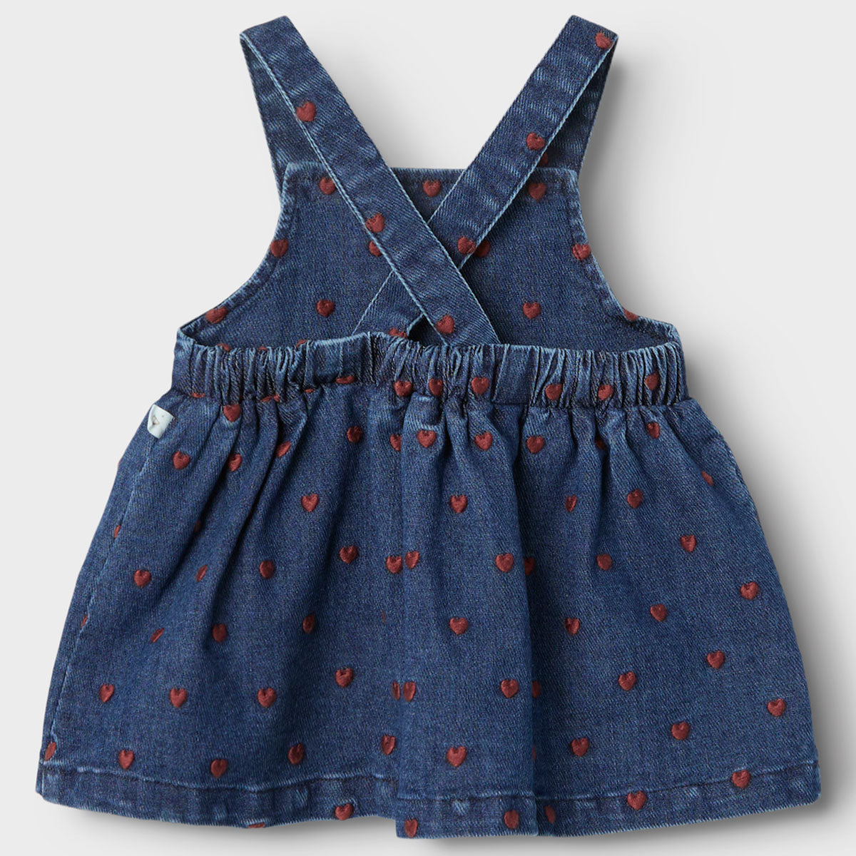 Geef de garderobe van je kleintje een upgrade met deze gewledige liva denim overalljurk in dark blue denim heart van het merk Lil' Atelier. Dit schattige jurkje is perfect voor elk hartendiefje. VanZus