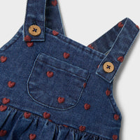 Geef de garderobe van je kleintje een upgrade met deze gewledige liva denim overalljurk in dark blue denim heart van het merk Lil' Atelier. Dit schattige jurkje is perfect voor elk hartendiefje. VanZus