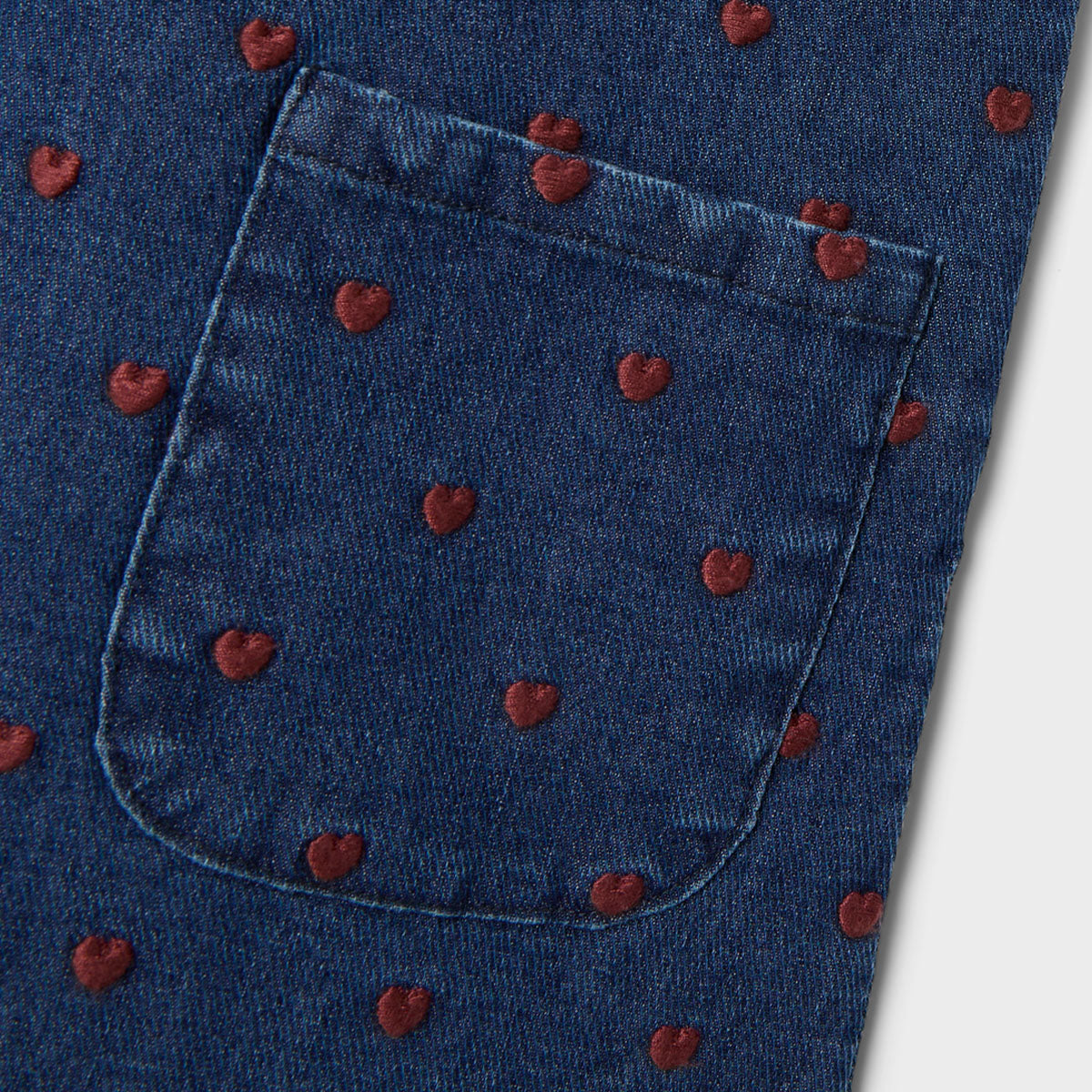 Geef de garderobe van je kleintje een upgrade met deze gewledige liva denim spencer overjurk in dark blue denim heart van het merk Lil' Atelier. Dit schattige jurkje is perfect voor elk hartendiefje. VanZus