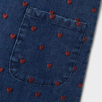 Geef de garderobe van je kleintje een upgrade met deze gewledige liva denim spencer overjurk in dark blue denim heart van het merk Lil' Atelier. Dit schattige jurkje is perfect voor elk hartendiefje. VanZus