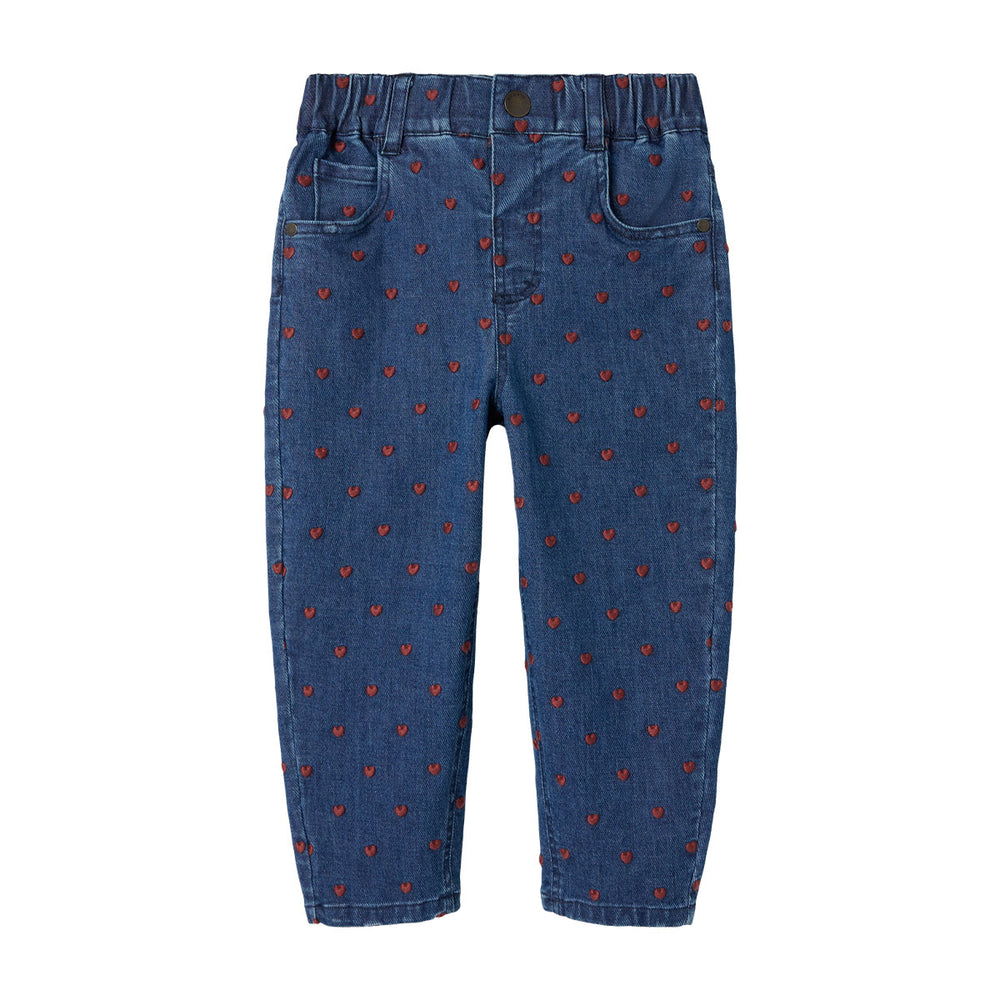 Hoe schattig is deze lieve spijkerbroek? Met het liva jeans dark blue denim heart van het merk Lil' Atelier verandert jouw kleintje in een echte hartendief. Je kunt deze broek ontzettend goed combineren met allerlei items en hij zit ook nog eens heel comfortabel.  VanZus