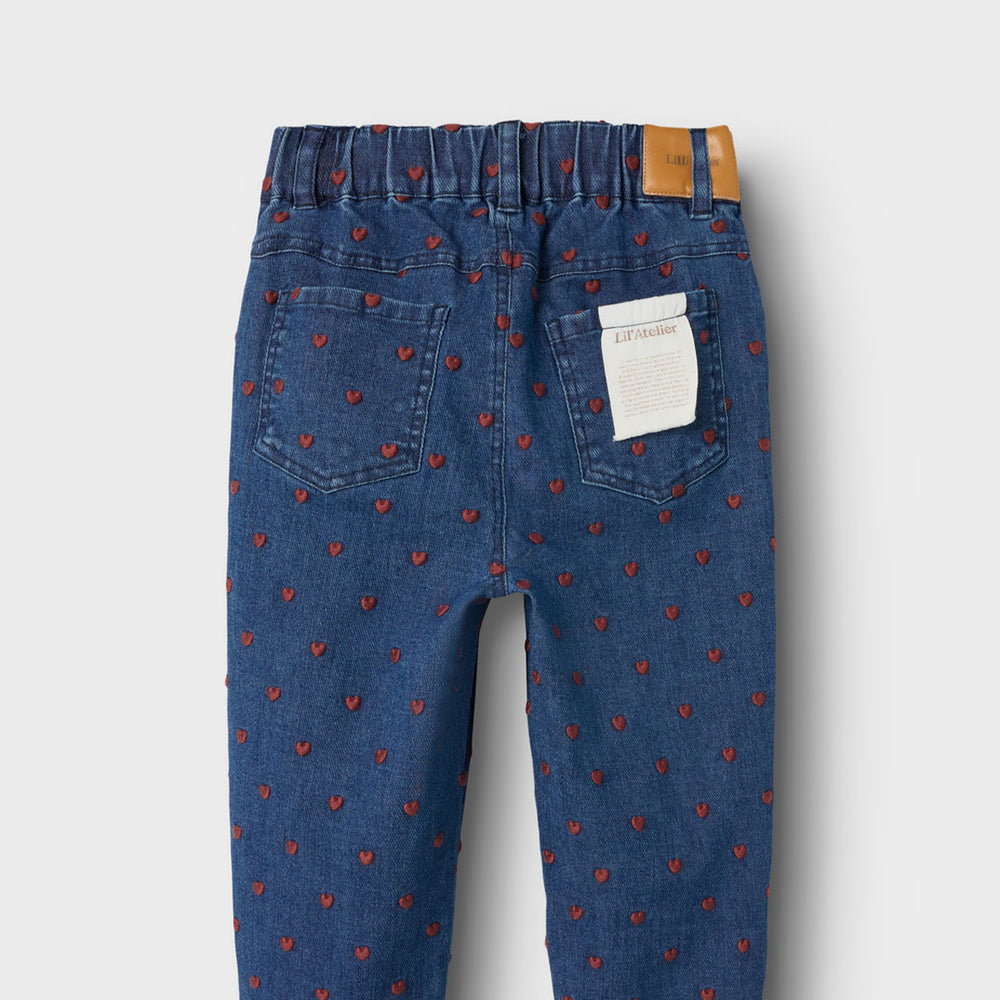 Hoe schattig is deze lieve spijkerbroek? Met het liva jeans dark blue denim heart van het merk Lil' Atelier verandert jouw kleintje in een echte hartendief. Je kunt deze broek ontzettend goed combineren met allerlei items en hij zit ook nog eens heel comfortabel.  VanZus