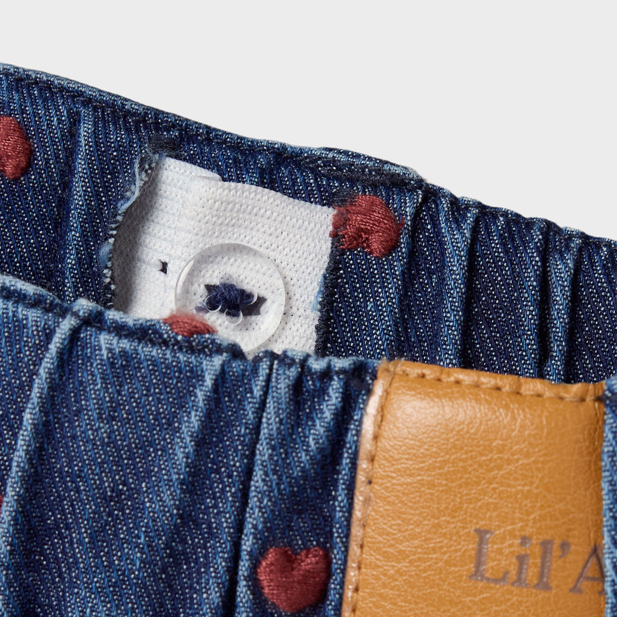 Hoe schattig is deze lieve spijkerbroek? Met het liva jeans dark blue denim heart van het merk Lil' Atelier verandert jouw kleintje in een echte hartendief. Je kunt deze broek ontzettend goed combineren met allerlei items en hij zit ook nog eens heel comfortabel.  VanZus