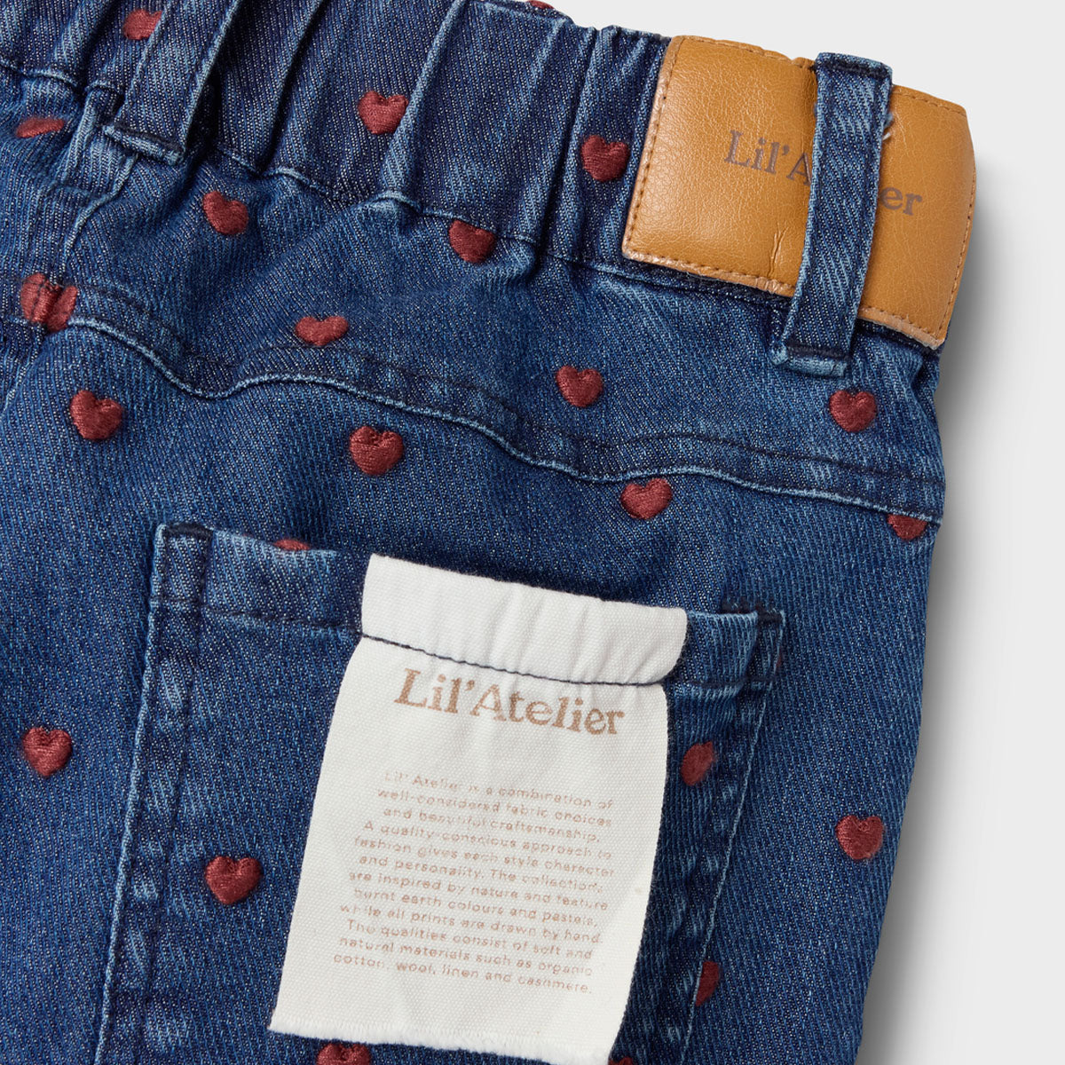 Hoe schattig is deze lieve spijkerbroek? Met het liva jeans dark blue denim heart van het merk Lil' Atelier verandert jouw kleintje in een echte hartendief. Je kunt deze broek ontzettend goed combineren met allerlei items en hij zit ook nog eens heel comfortabel.  VanZus