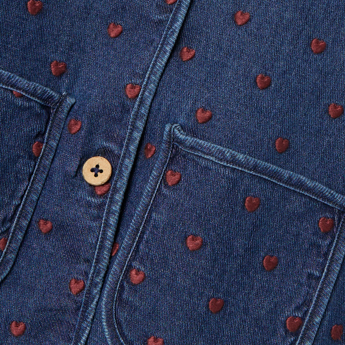 Geef de garderobe van je kleintje een upgrade met deze fantastische liva denim jas in de kleur dark blue denim heart van het merk Lil' Atelier. Dit schattige jasje is perfect voor elk hartendiefje. VanZus