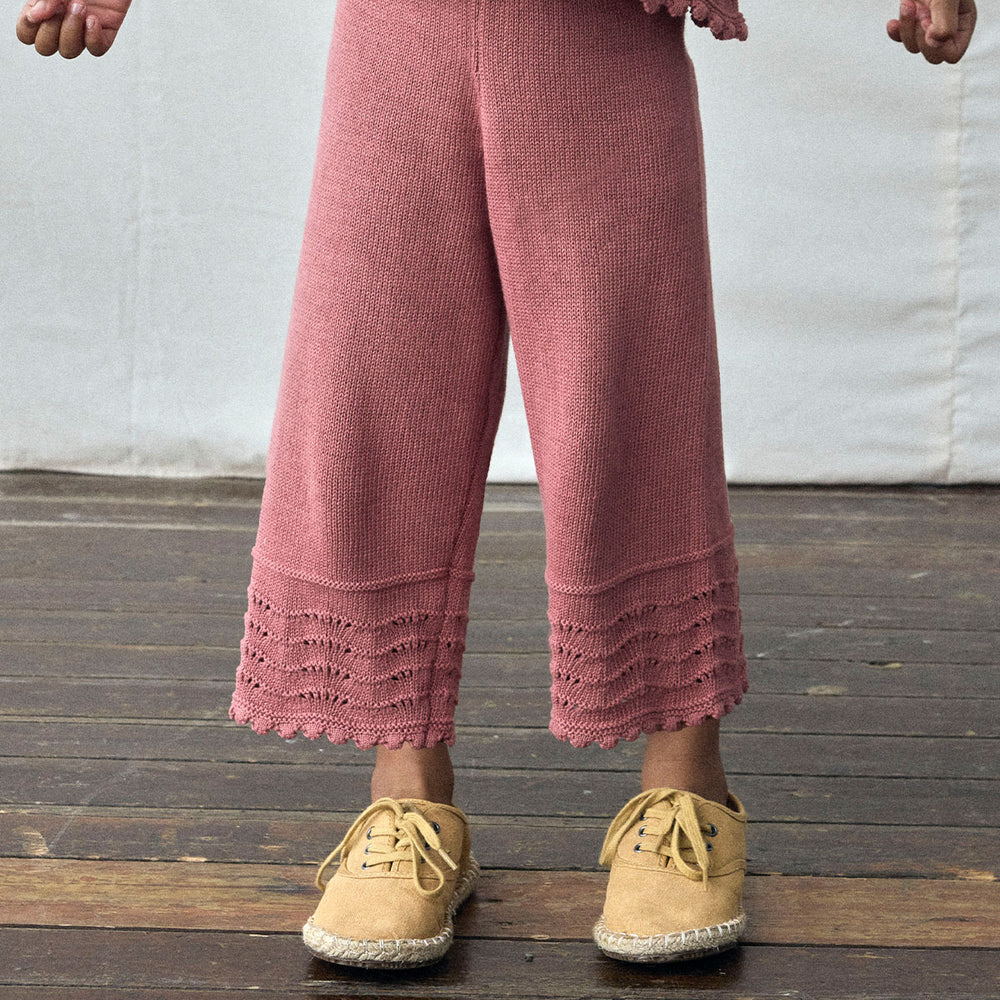 Stel de leukste outfits samen met deze lola knit ancle broek in de kleur withered rose van het merk Lil' Atelier. Dit schattige gebreide broekje kun je heel leuk combineren met een trui of mooi blousje, maar natuurlijk ook met de lola knit shirt in de kleur withered rose van Lil' Atelier! VanZus
