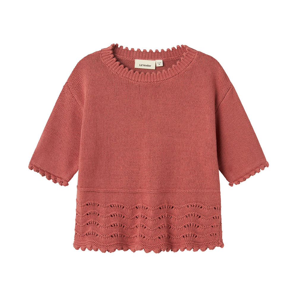 Stel de leukste outfits samen met dit lola knit shirt in de kleur withered rose van het merk Lil' Atelier. Dit schattige gebreide shirt kun je heel leuk combineren met een spijkerbroek of rokje, maar natuurlijk ook met de lola knit ancle broek in de kleur withered rose van Lil' Atelier! VanZus