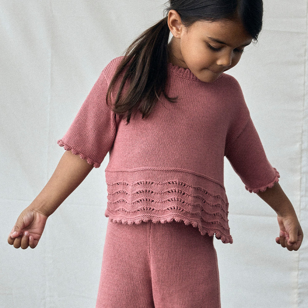 Stel de leukste outfits samen met dit lola knit shirt in de kleur withered rose van het merk Lil' Atelier. Dit schattige gebreide shirt kun je heel leuk combineren met een spijkerbroek of rokje, maar natuurlijk ook met de lola knit ancle broek in de kleur withered rose van Lil' Atelier! VanZus