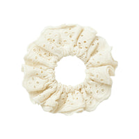 Ben je op zoek naar een schattige accessoire voor in het haar van je kleintje? Dan is deze lola scrunchie in de kleur turtledove van het merk Lil' Atelier een echte must have! Deze leuke scrunchie is niet alleen heel praktisch, maar ziet er ook leuk uit! VanZus