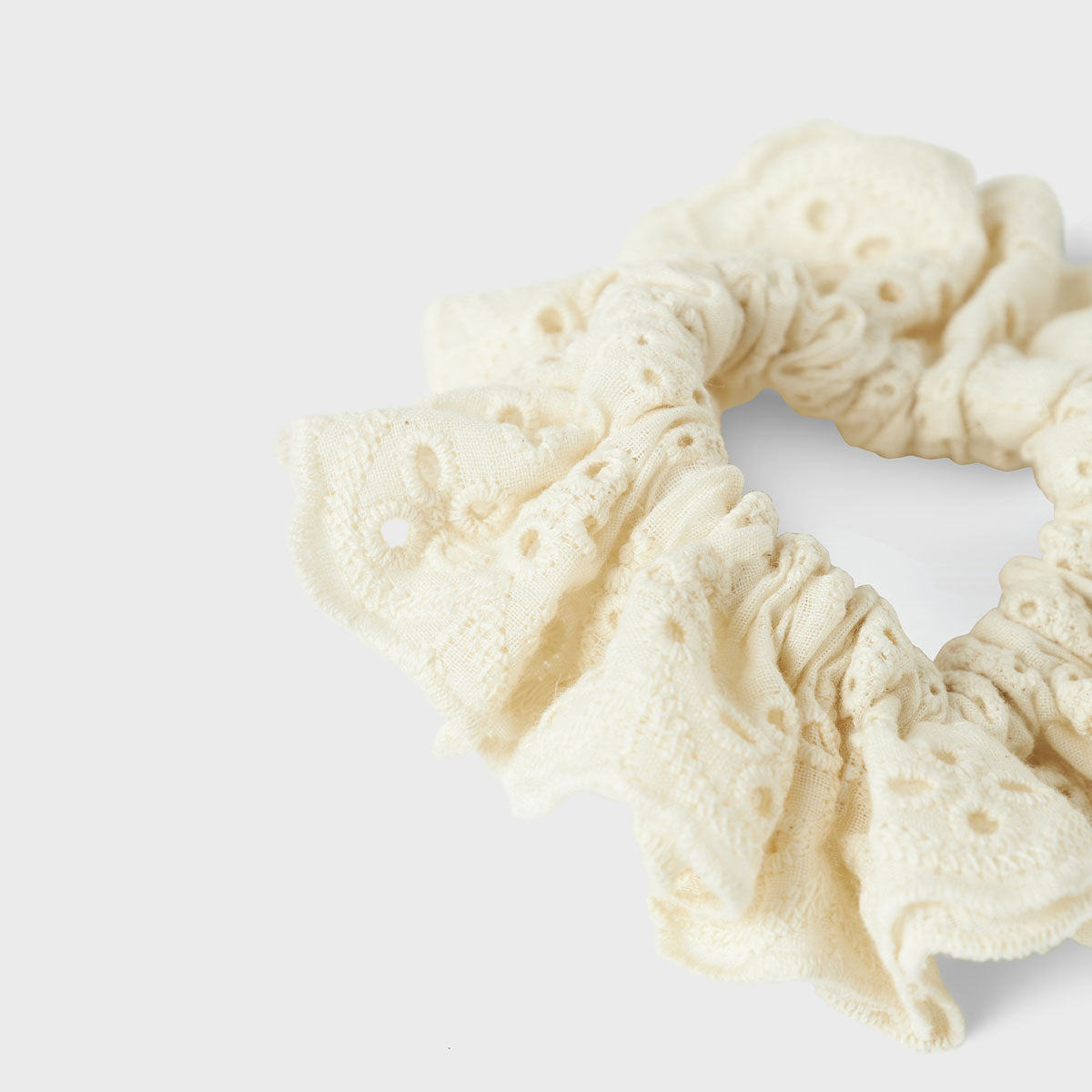 Ben je op zoek naar een schattige accessoire voor in het haar van je kleintje? Dan is deze lola scrunchie in de kleur turtledove van het merk Lil' Atelier een echte must have! Deze leuke scrunchie is niet alleen heel praktisch, maar ziet er ook leuk uit! VanZus