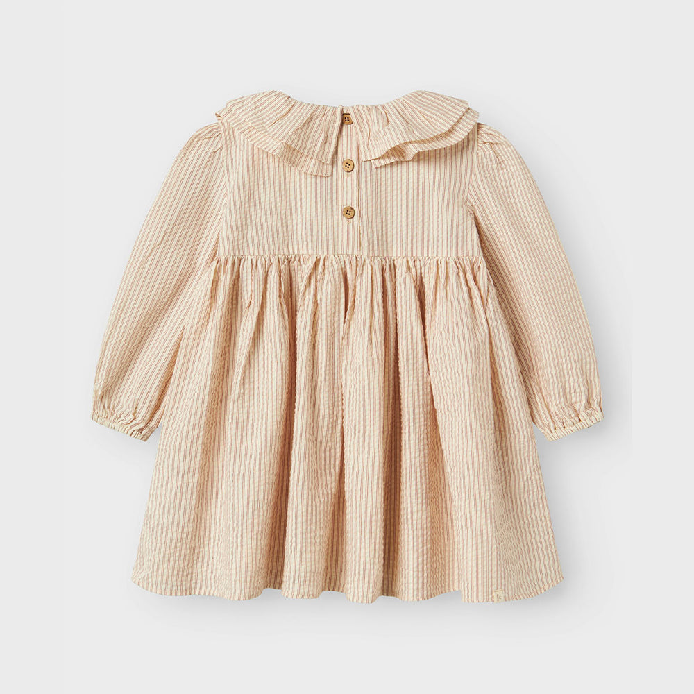 Deze Lil' Atelier Lucia jurk in de kleur turtledove van het leuke merk Lil' Atelier is een elegant en veelzijdig kledingstuk voor je kleintje. De jurk is gemaakt van zachte, comfortabele stoffen die de hele dag draagbaar zijn. VanZus