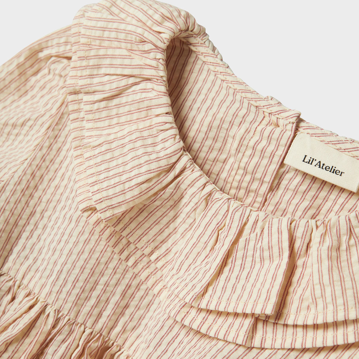 Deze Lil' Atelier Lucia jurk in de kleur turtledove van het leuke merk Lil' Atelier is een elegant en veelzijdig kledingstuk voor je kleintje. De jurk is gemaakt van zachte, comfortabele stoffen die de hele dag draagbaar zijn. VanZus