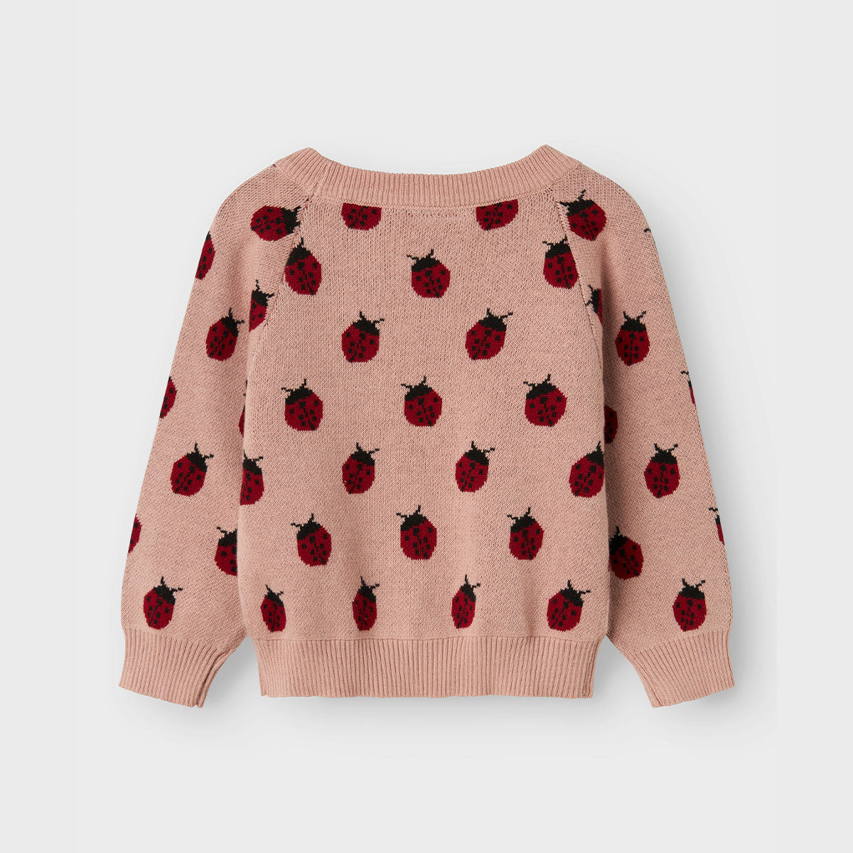 Het Lil' Atelier lulio knit shirt in de kleur misty rose is een comfortabele en stijlvolle toevoeging aan de garderobe van je kleintje. Dit leuke truitje is gemaakt van zachte, ademende stof. VanZus