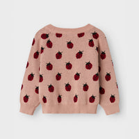 Het Lil' Atelier lulio knit shirt in de kleur misty rose is een comfortabele en stijlvolle toevoeging aan de garderobe van je kleintje. Dit leuke truitje is gemaakt van zachte, ademende stof. VanZus